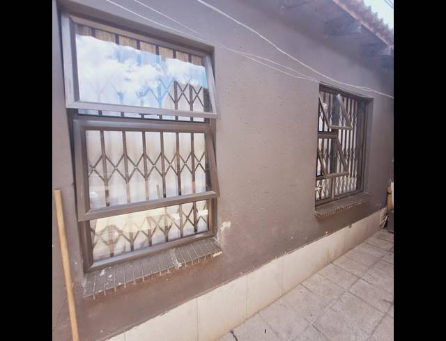 6 BEDROOM HOUSE FOR SALE IN RABIE RIDGE EXT 5